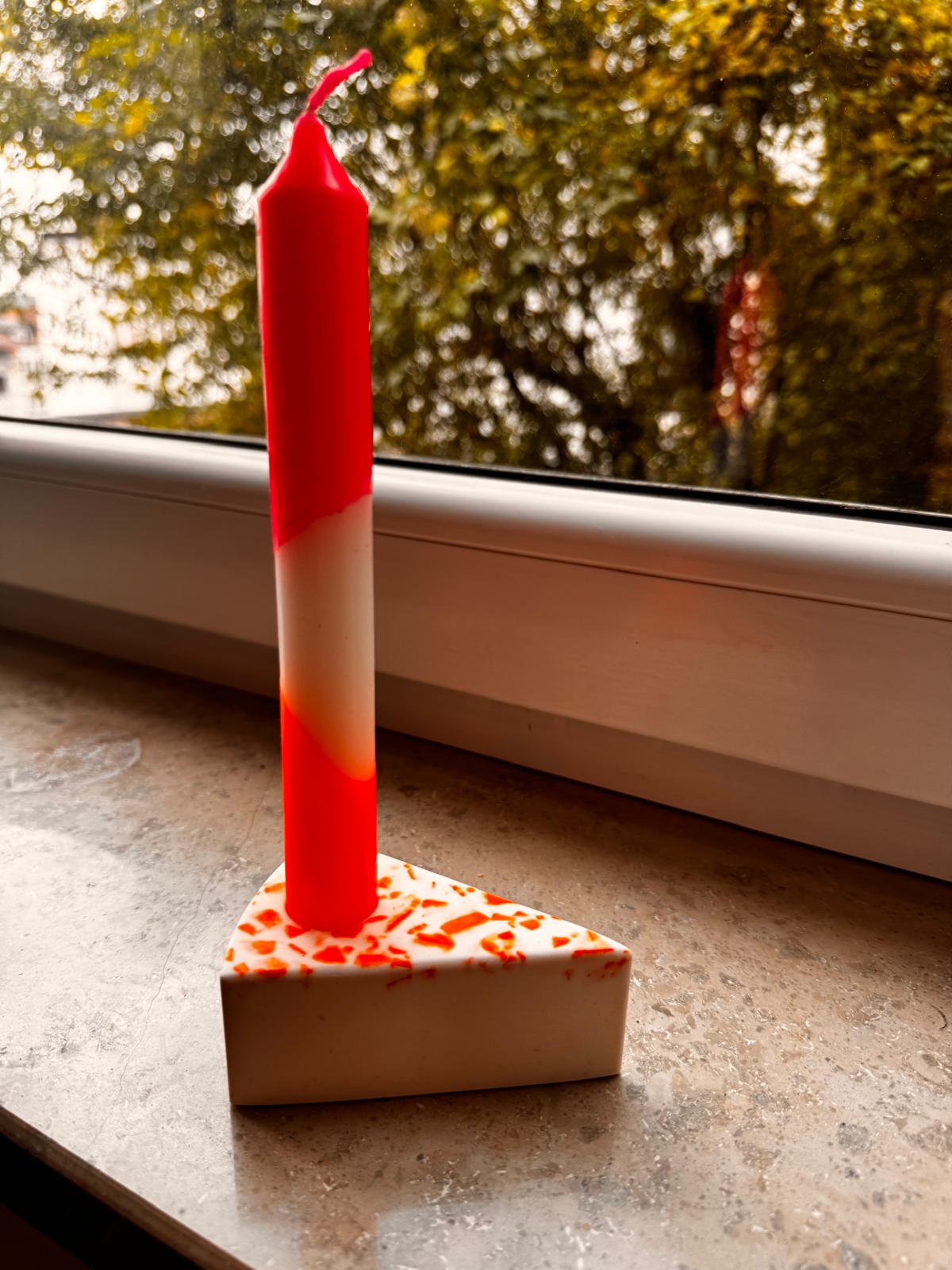 Kerzenhalter in Tortenstück-Form mit Konfetti-Optik und pinker Kerze